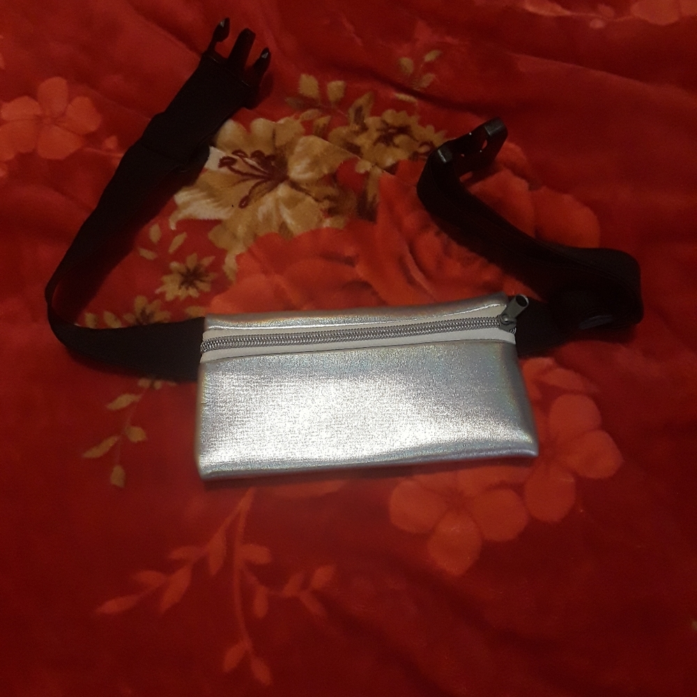 2/$15 NWOT Silver Fanny pack